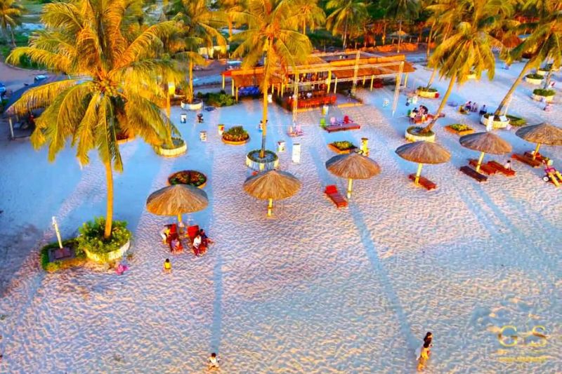 Golden Sand Bar - "miniature Hawaii" and is in the heart of Phu Quoc